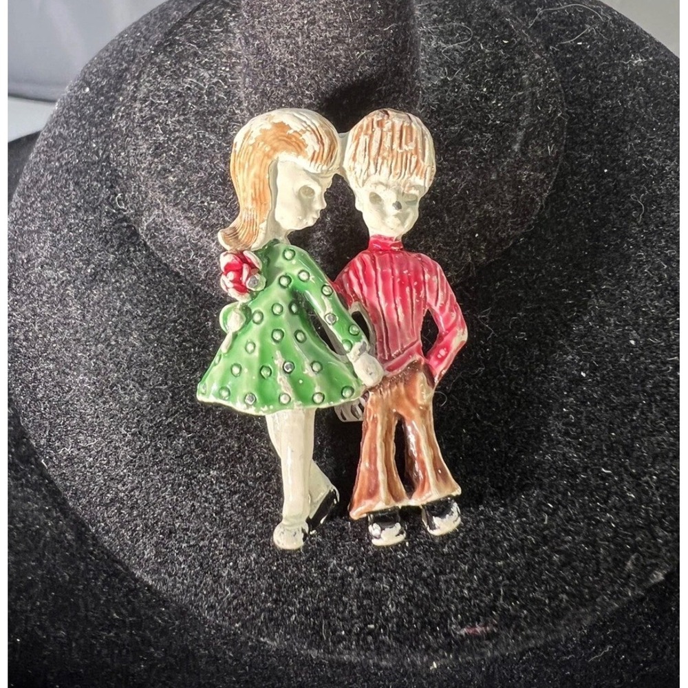 Vtg mcm Signed Gerrys Enamel Boy & Girl Holding Hands Figural Brooch Pin Pendant